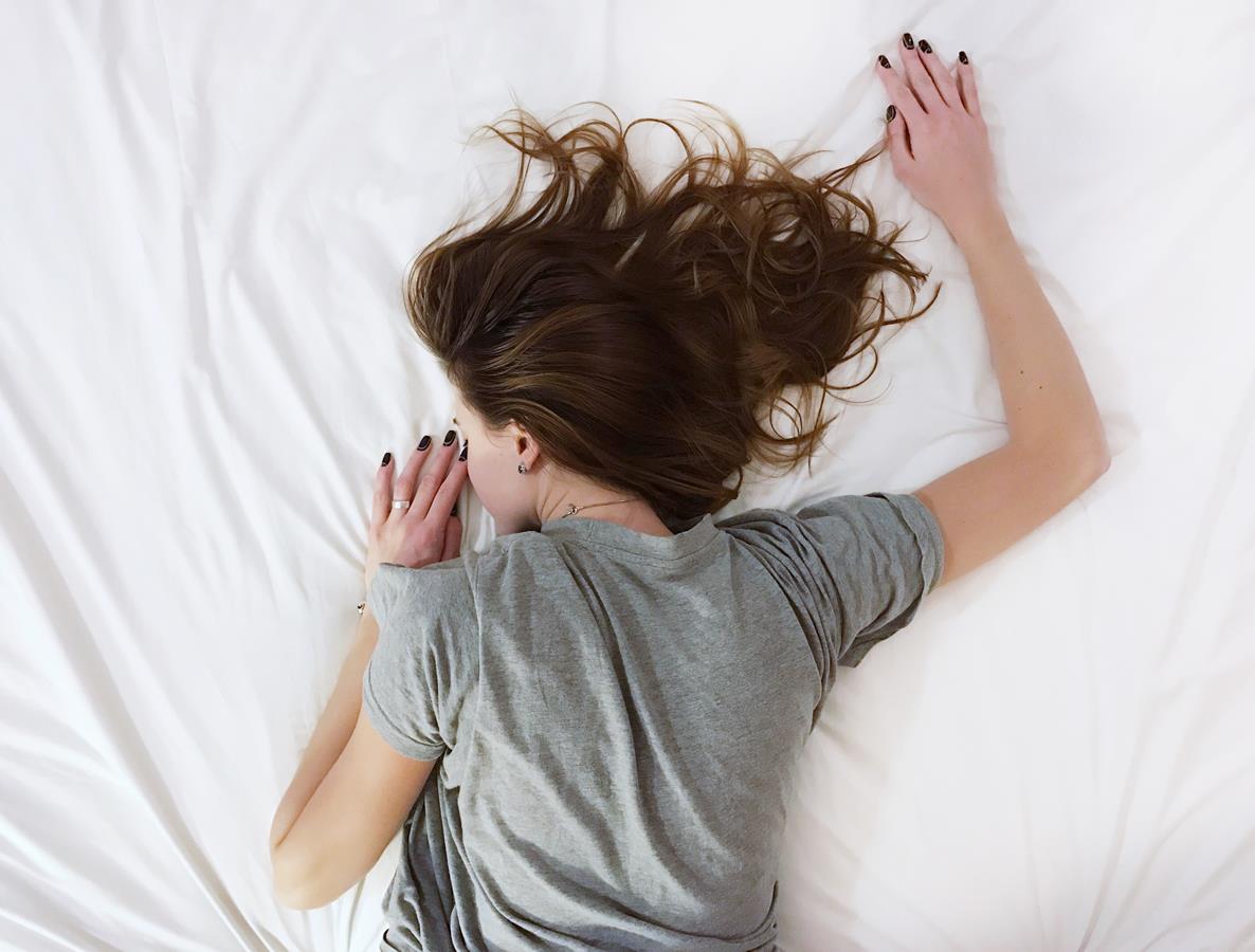 Hair and sleep – should you sleep with your hair loose?